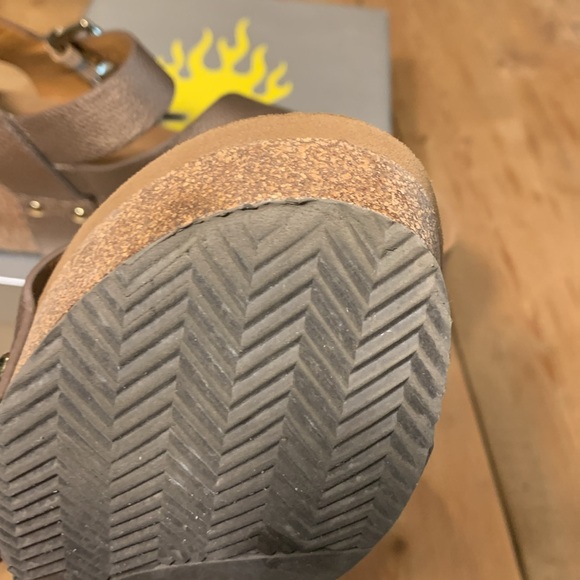 Volatile Biloxi Bronze Size 8 Sandals Foam Over Cork Sole Brass Nailhead GUC - Picture 12 of 15